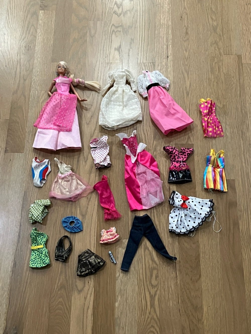 2009 Barbie Mattel Doll - Blond Hair Blue Eyes And Barbie Doll Clothing Lot